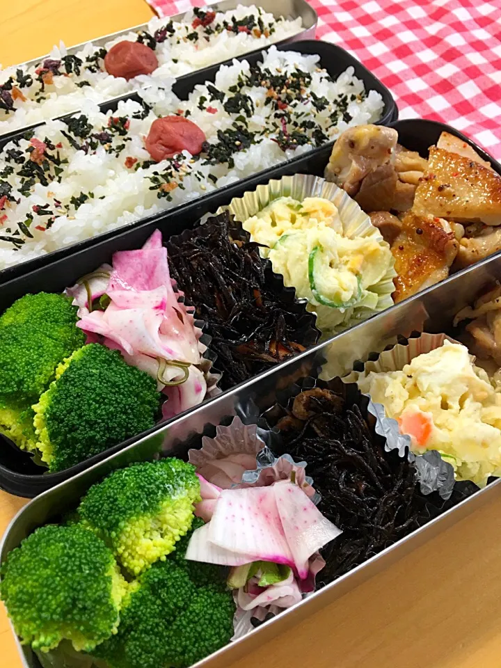 チキンレモンソテー ひじき煮 ポテトサラダ 赤カブの浅漬け ブロッコリー弁当。|Kumiko Kimuraさん