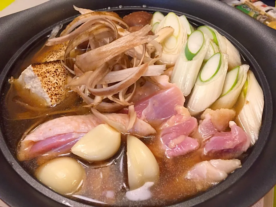 休日前日しか食べられない、ニンニクたっぷりの鶏鍋🐔我が家ではアホ鍋と呼んでますのよ♨️ニンニクふた塊沈んでますわ♬|にゃあ（芸名）さん