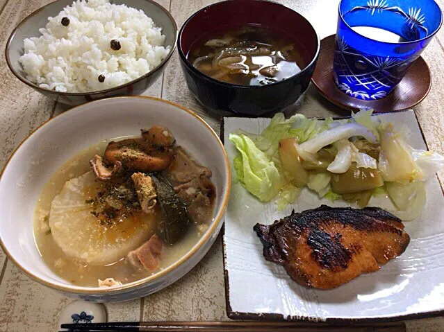 Snapdishの料理写真:今日の男飯(＞人＜;)お昼ごはんバージョン♬
おでんandブリの照り焼きwithピクルスレタスand大根とキャベツと黒はんぺんとわかめの味噌汁andむかごごはん♬|ひーちゃんさん