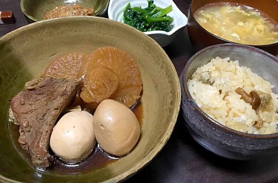 Snapdishの料理写真:晩ごはん  豚バラと大根の煮物 燻製たまご ほうれん草ナムル 納豆 きのこと蜆の炊き込みご飯 ネギと卵のスープ|ぽんたさん