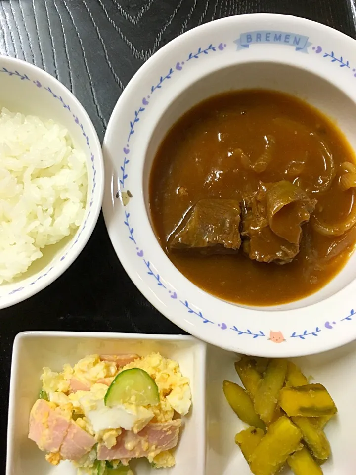 ビーフシチュー、ポテトサラダ、粉ふきいも（さつまいも）、ご飯

#ムスメご飯|mossan＠OSAKAさん