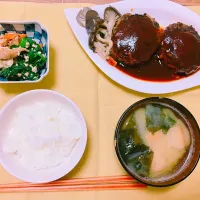 Snapdishの料理写真:ハンバーグ。料理上手くなりたい|はっちさん