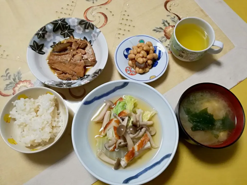 Snapdishの料理写真:晩ごはん
  - 鯛のあらだき
  - 白菜しめじ竹輪 さっと煮
  - 五目豆
  - 玉ねぎ豆腐ワカメ お味噌汁|korinoさん