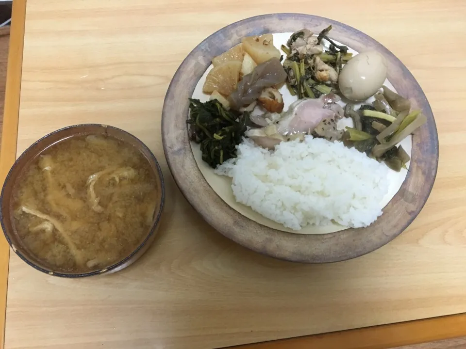 ワンプレートな夜ご飯を目指したけどうまくもれないし、煮物ばっかりだなと気づいてしまった。|カジータさん