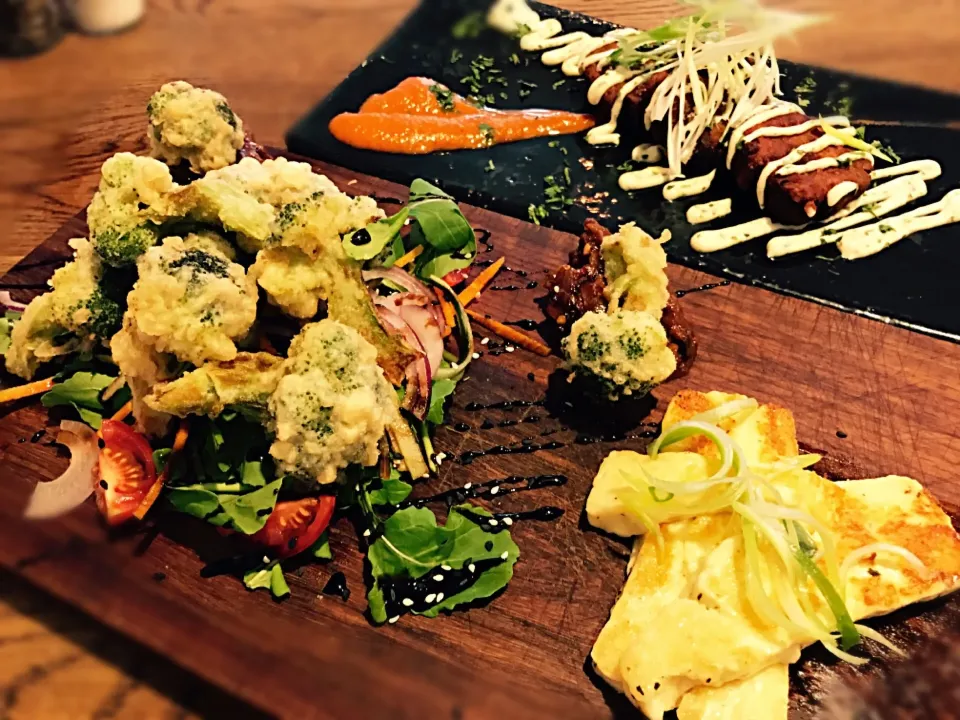 Snapdishの料理写真:Mushroom tikka fritters, broccoli tempura on a bed of greens, tomato chili onion salsa & halloumi|Sergio Lacuevaさん