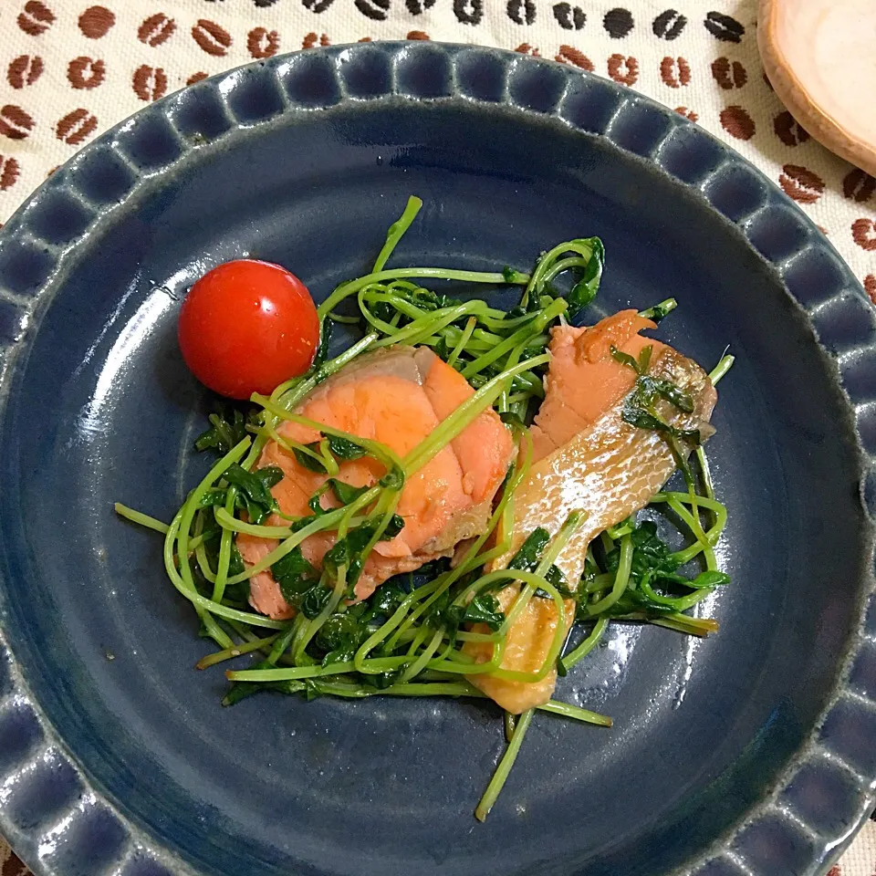 鮭と豆苗のバター醤油炒め|あさかさん