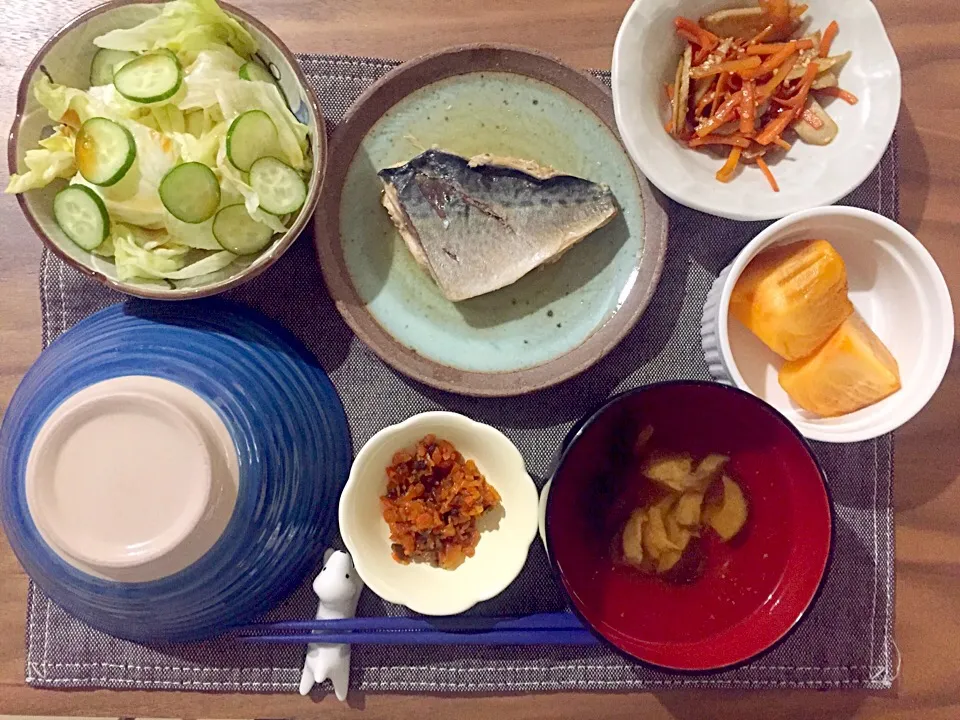 鯖味噌煮、きんぴら、サラダ、しいたけのお吸い物、漬けもの|せさん