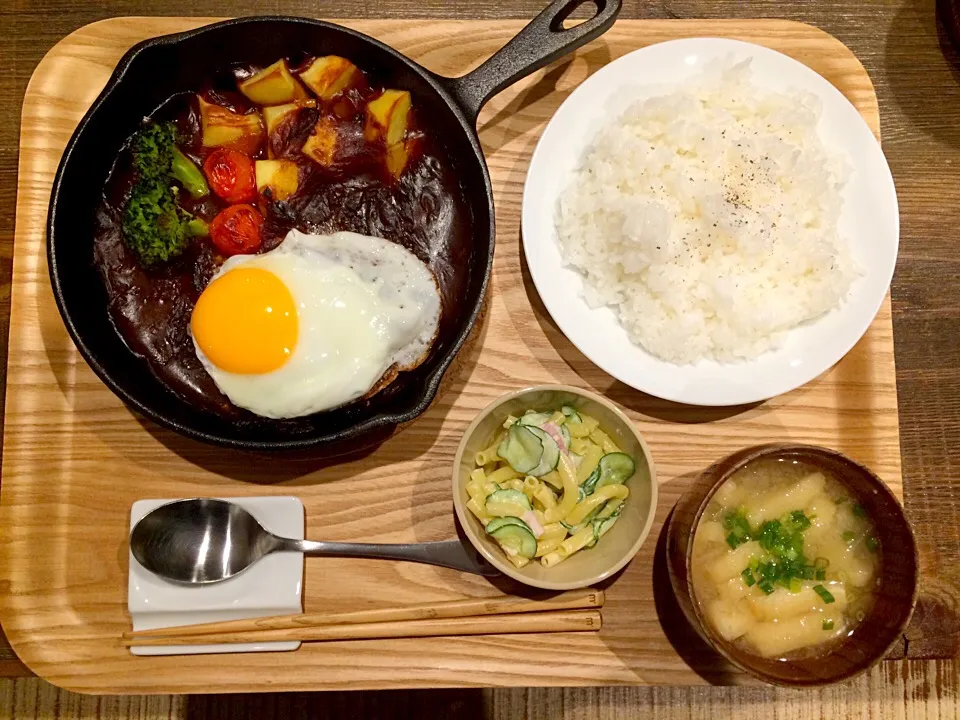 Snapdishの料理写真:スキレットで目玉焼きハンバーグ、マカロニサラダ、|Nao Yamadaさん