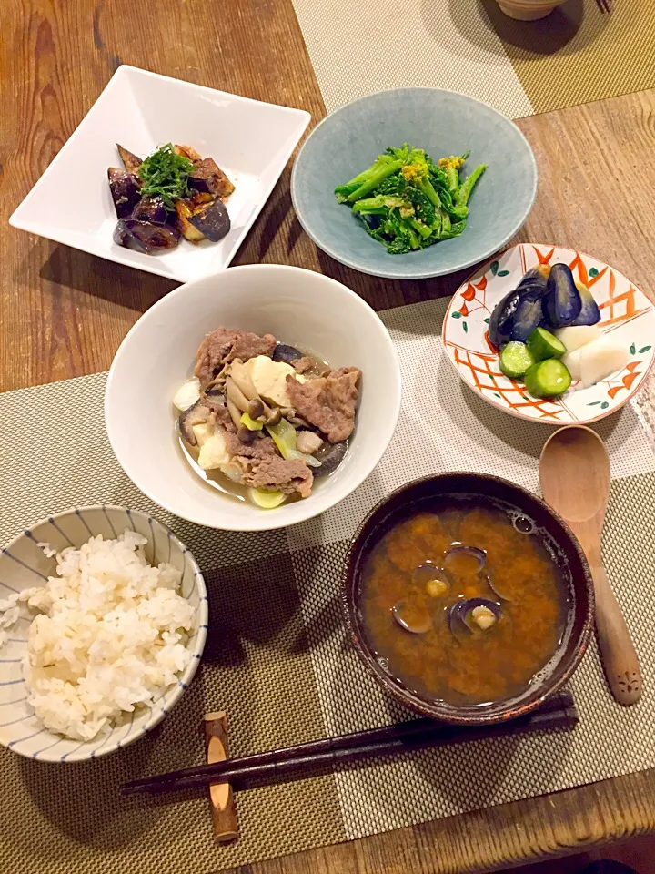 今日はキノコたっぷり肉豆腐、ナスの麺つゆおかか炒め、菜の花の胡麻和え🌼お漬物、シジミのお味噌汁🍃|まみりんごさん