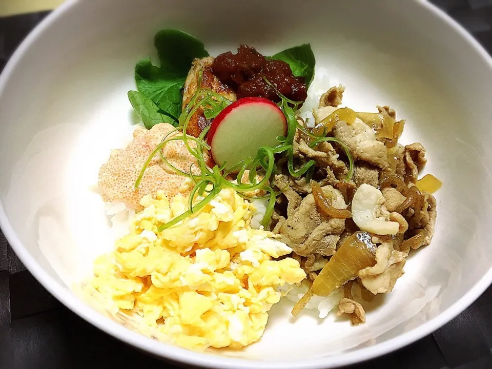 鳥焼き、豚丼、明太子マヨ、炒り卵
色々丼（＾◇＾）笑|いーのさん