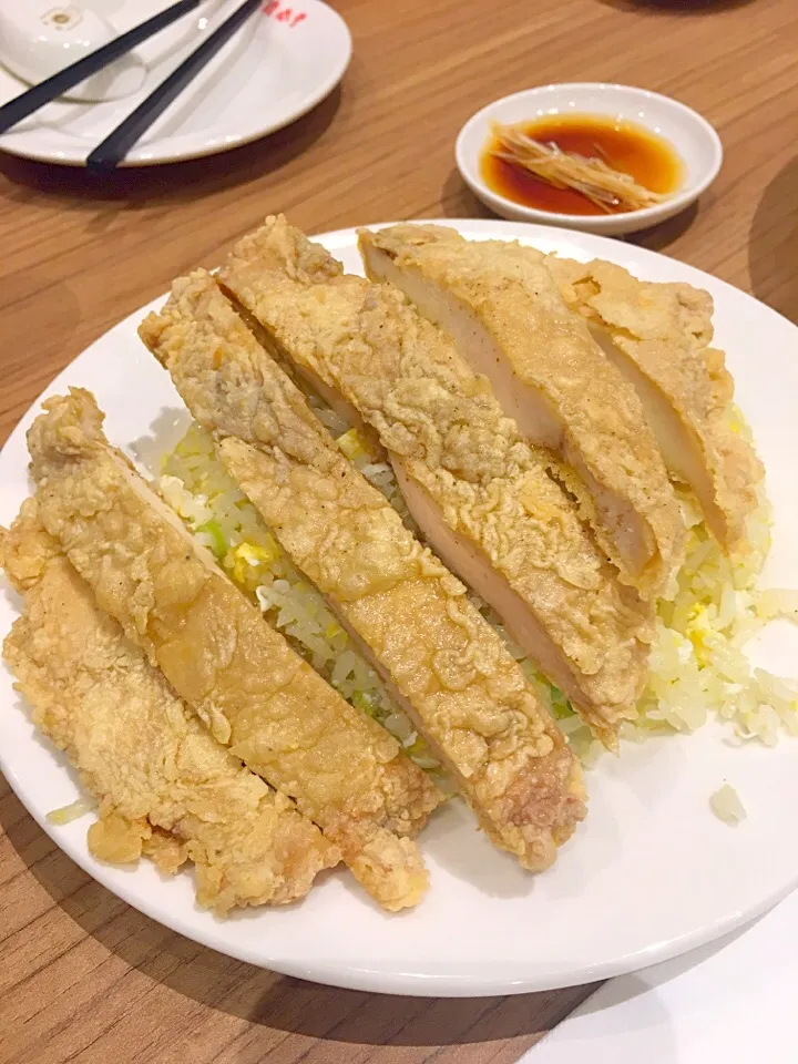 Snapdishの料理写真:Breaded chicken and yang chao rice underneath|Jillieさん