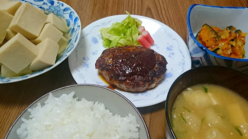 ・ハンバーグ
・高野豆腐の炊きもの
・南瓜のマリネ風
・納豆豆腐薄揚げ味噌汁|ようかんさん