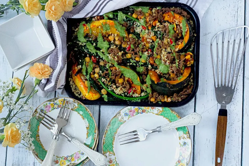 Roasted #chickpeas and kabocha squash, with stirfried mince, steamed #kale and quinoa topped with roasted #pumpkin seeds and #greenfood savoury drizzle. 
Wishin|KitchenTakeoversさん