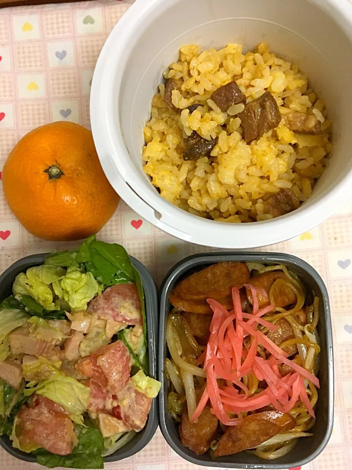 Snapdishの料理写真:11月29日 息子弁当
炒飯  チョリソー焼きそば  トマトツナハムルッコラマヨサラダ|オリーブさん