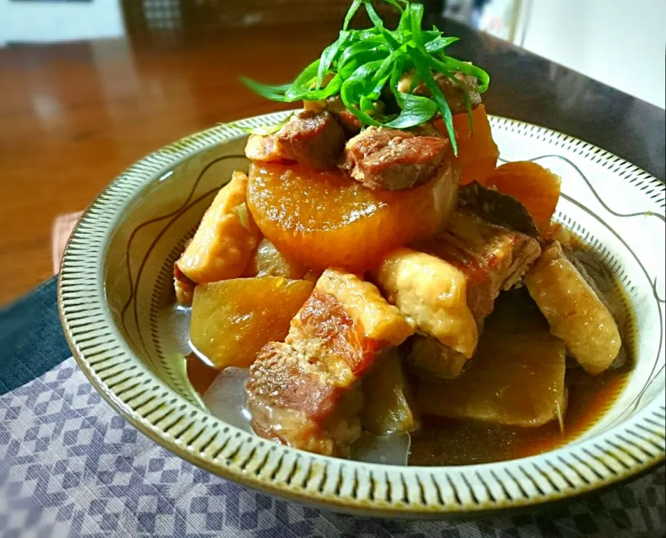 我が家の定番、出汁要らず水無しで、大根と豚バラの煮物(^-^)|sakurakoさん