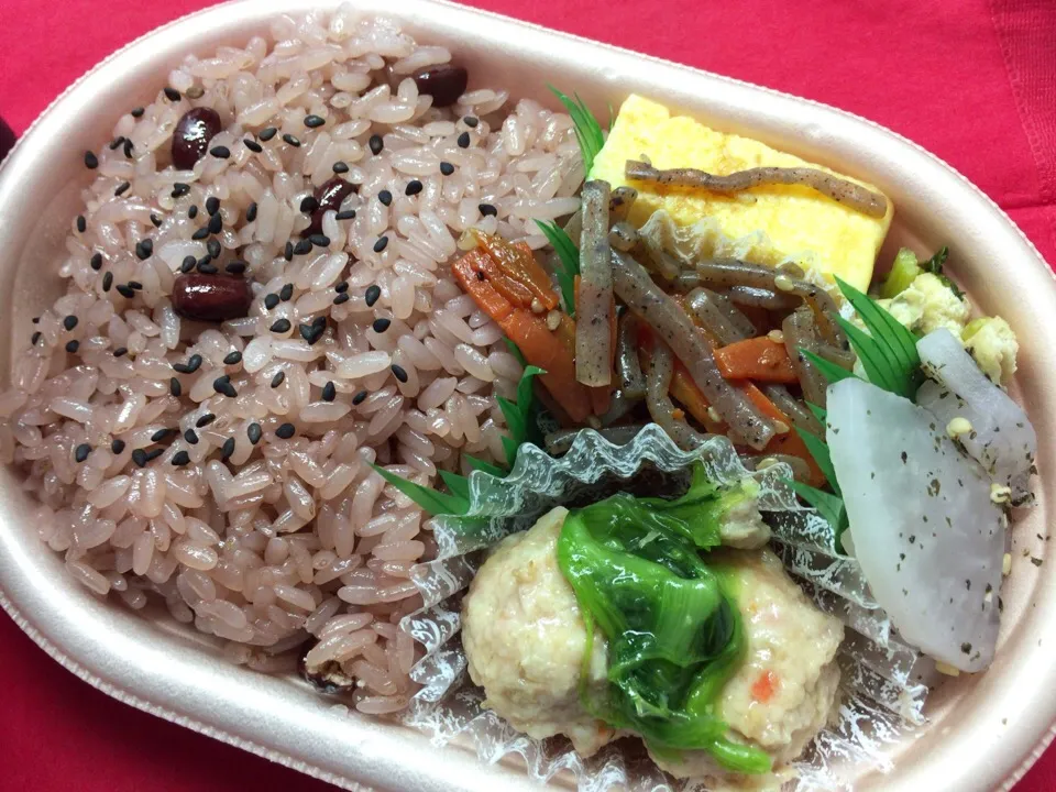 赤飯と鶏だんご 野菜あんかけ弁当🍱|Kojiさん