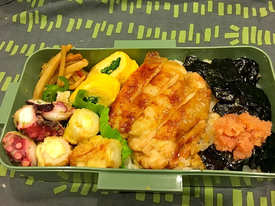 鶏肉の照り焼きとタコの唐揚げのお弁当。|Chiharuさん