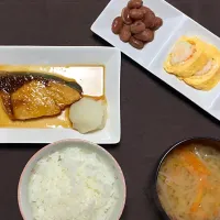 Snapdishの料理写真:シンプル和食   鰤の照り焼き 煮豆   玉子焼き  赤かぶ漬け|ゆみっこのお豆さんさん