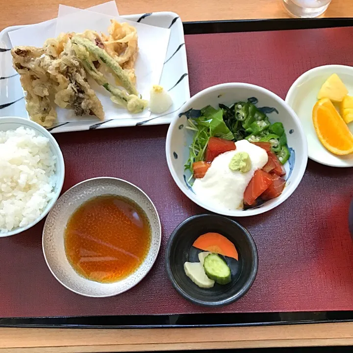 烏賊と舞茸天ぷら/漬マグロと野菜とろろ掛け/味噌汁|山内博之さん