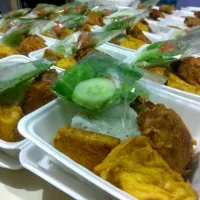 Snapdishの料理写真:nasi ayam presto tahu tempe goreng|Valentina Ubasisaさん