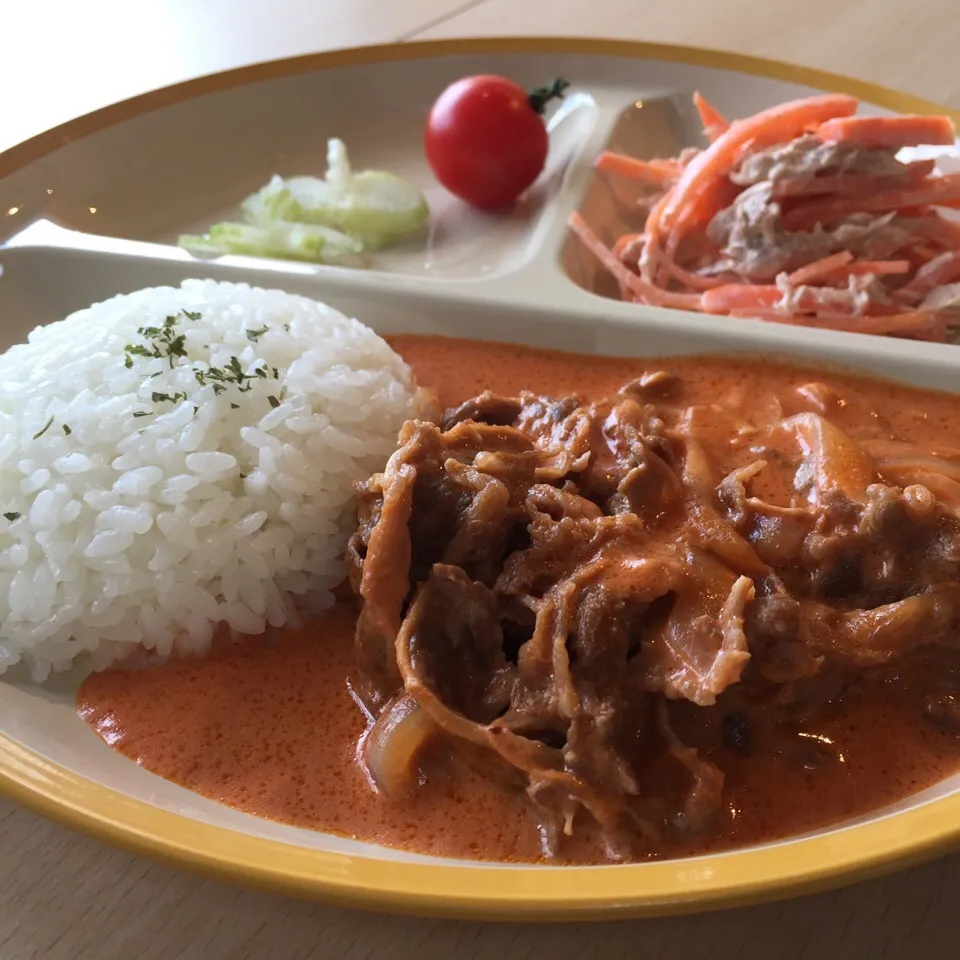 七味さんの料理 ♡ビーフストロガノフ✨ ♡トマト・チーズ・ローストチキンのサラダ✨|SnapdishJPさん