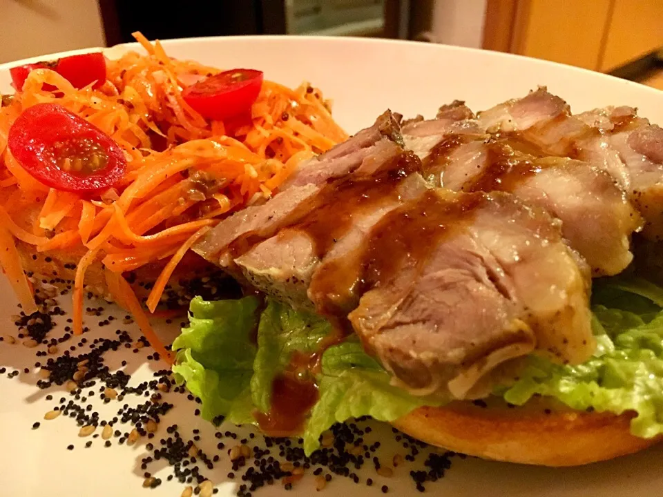 Whole Wheat Everything Bagel Sandwich with roast pork and carottes râpées＊ローストポークと人参ラペの全粒粉ベーグルサンド|Miboさん