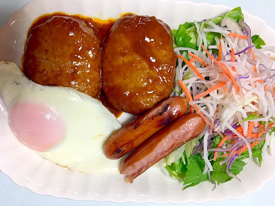 今日の晩ご飯、ソースハンバーグと目玉焼きです！|寧々栄養士さん