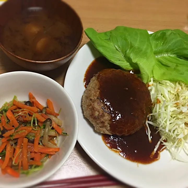 いい肉の日！和牛ハンバーグ、にんじん豆苗キンピラ、お麩と玉ねぎの味噌汁|くろさん