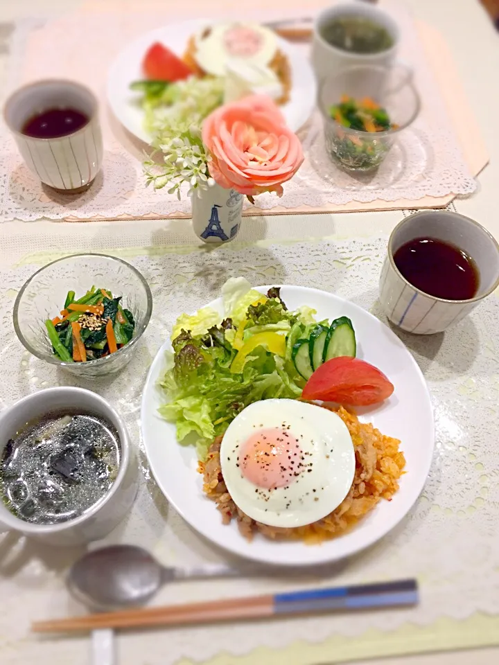 Snapdishの料理写真:今日の夕ご飯🍴キムチ炒飯目玉焼きのせ＊ほうれん草のナムル＊わかめスープ|ごまたまごさん