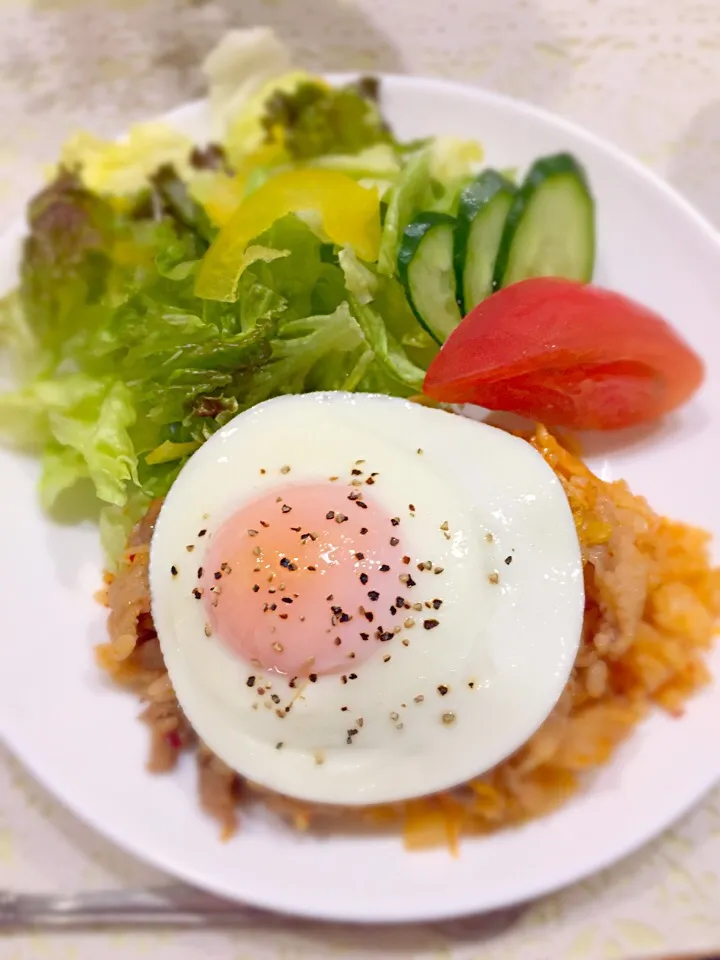 Snapdishの料理写真:キムチ炒飯〜目玉焼きのせ〜
※ナシゴレンじゃないよ（笑）|ごまたまごさん