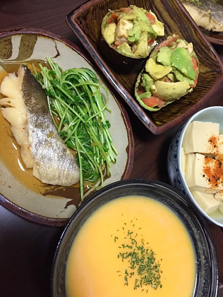 Snapdishの料理写真:11月29日晩ご飯。良い肉の日だけどお魚🐟
鱈と豆苗の香味蒸し、サーモンとアボカドとチーズのわさびマヨ和え、高野豆腐煮、かぼちゃのポタージュ🎃|あやさん