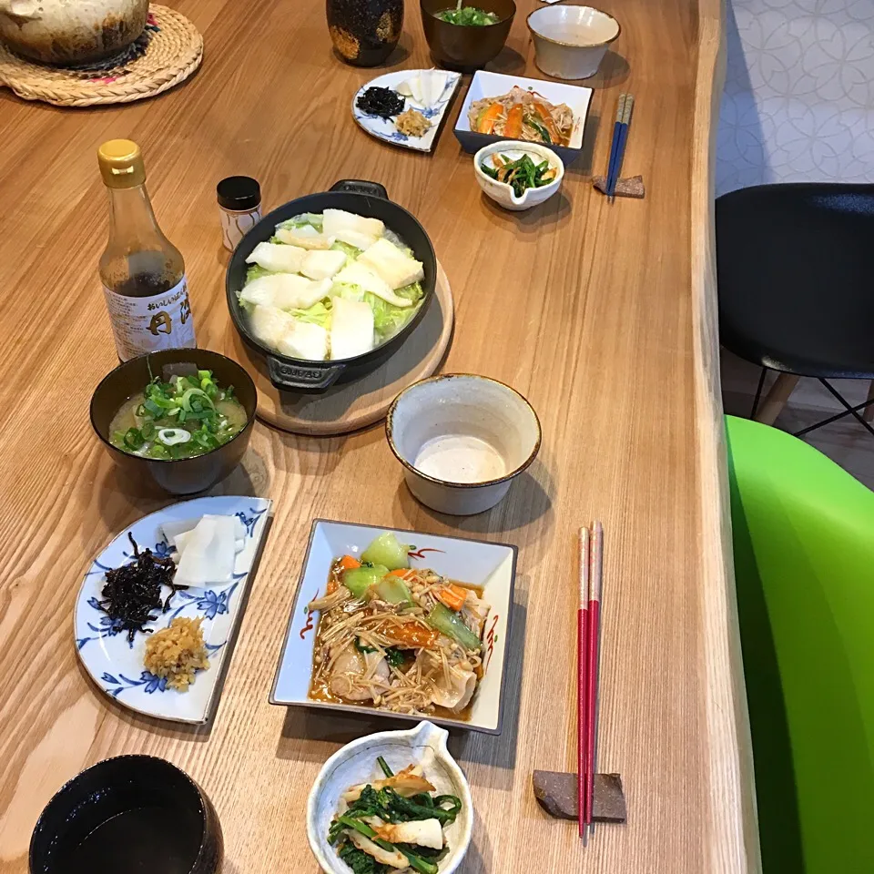 こんやのん♪

鱈と白菜の酒蒸し
豚肉と青梗菜のオイスター炒め
菊菜と竹輪の胡麻和え
白菜と大根の味噌汁
箸休め3種|Momo Hanaさん