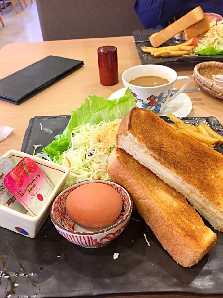 Snapdishの料理写真:昨日、高速途中ＳＡで食べたモーニング(*^｡^*)ボリュームあってお腹いっぱいになりました！…龍野西ＳＡで|ライムさん