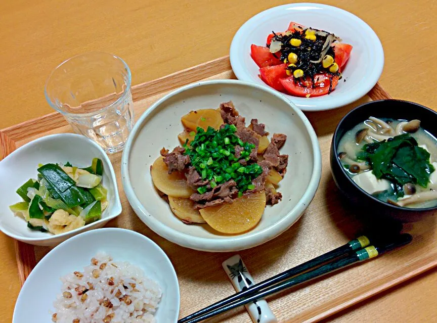 大根と牛肉の煮物、ネギと南関揚げの煮浸し、トマトひじきゴボウコーンのサラダ、豆腐とシメジの味噌汁|ねむねこさん