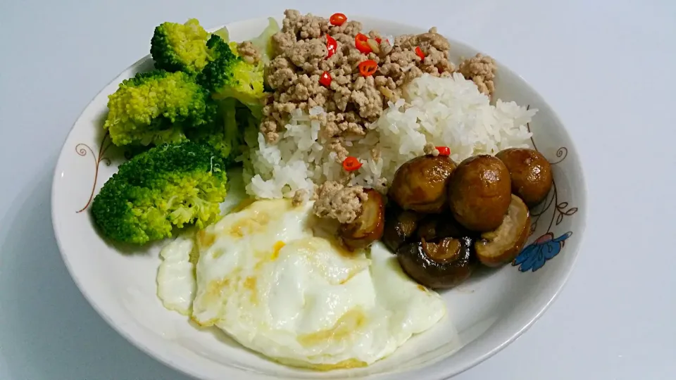 Saute swiss mushroom🍄, boiled broccoli, stir fry pork with chili and fried egg♨💋😙|🌷lynnlicious🌷さん