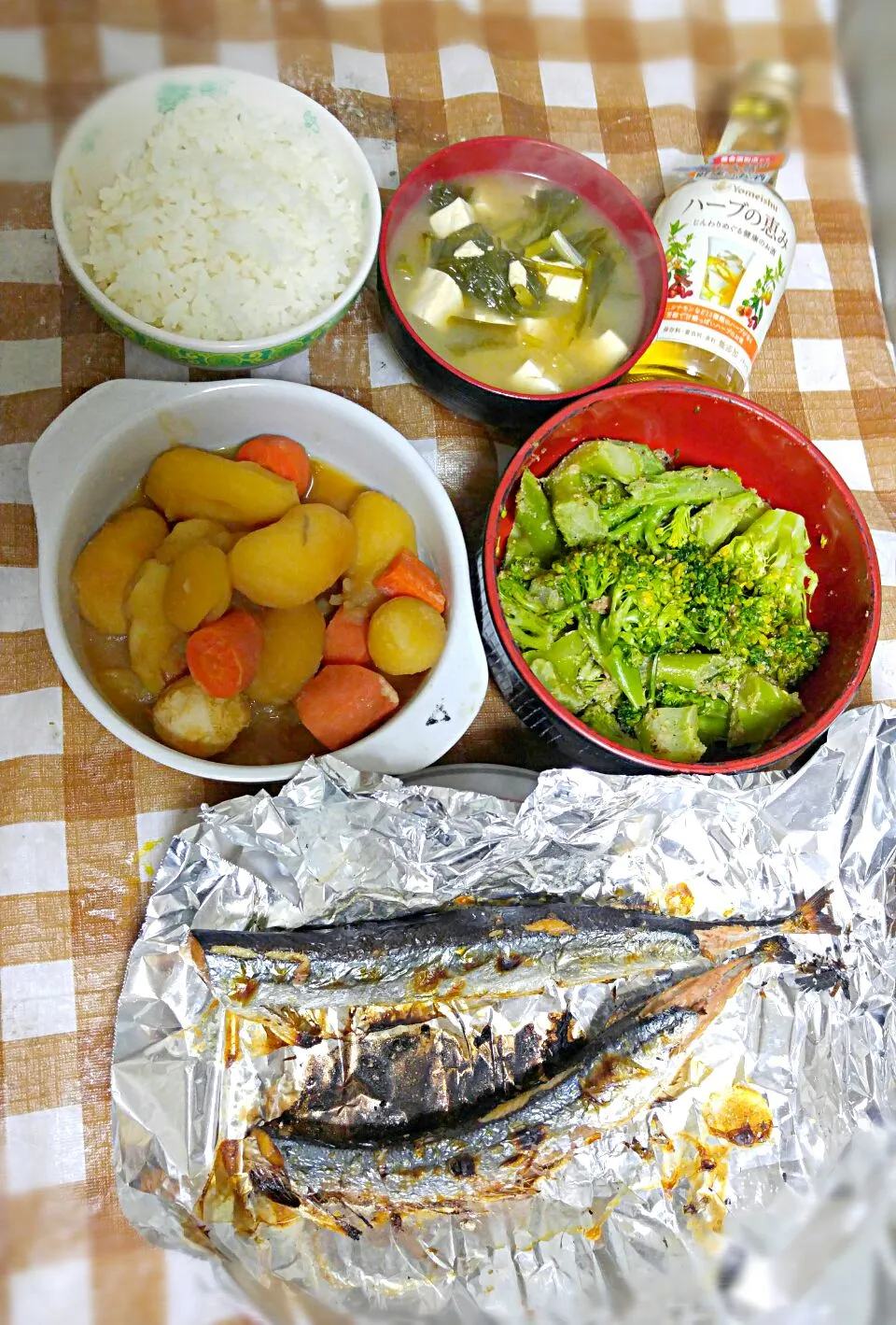 Snapdishの料理写真:秋刀魚の塩焼き
ブロッコリーの胡麻和え
肉なしジャガ
蕪の葉と豆腐の味噌汁|時雨さん