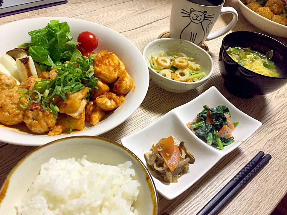 晩御飯は焼き鳥でした。
味噌味だけどね(´･Д･)」
その他、もやしサラダとかほうれん草の和え物とか。|inoさん