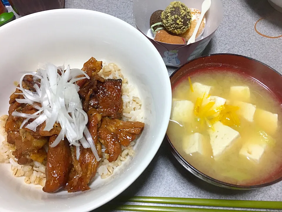 もち麦飯ネギのせ豚丼、柚子豆腐ネギ味噌汁|ms903さん