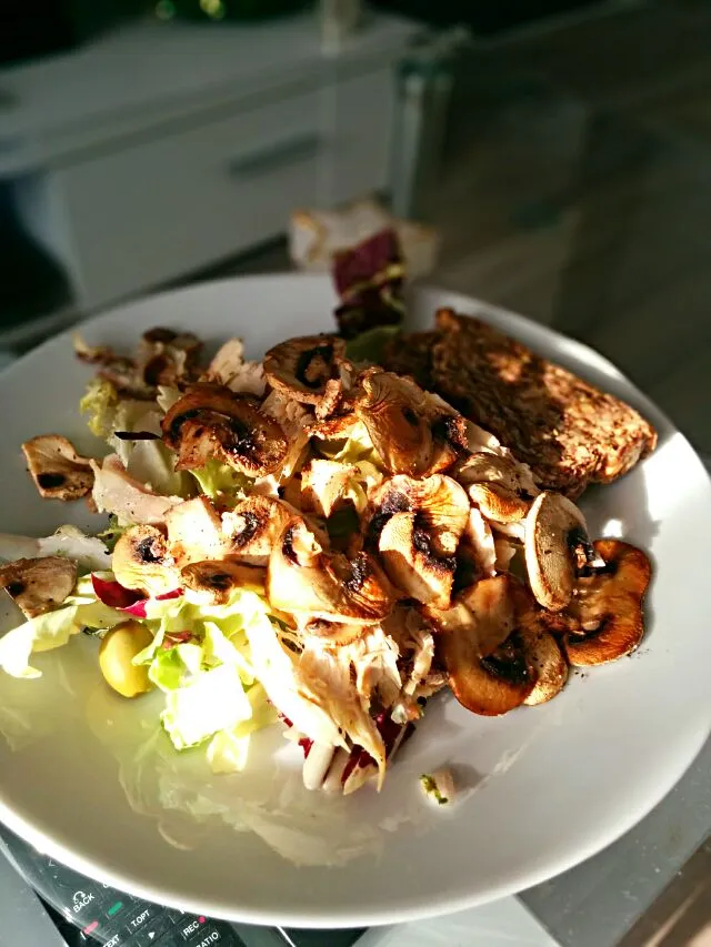 Kuře s žampiony na salátku s celozrnným chlebem #chicken #salad #mushrooms|LucieFoodさん