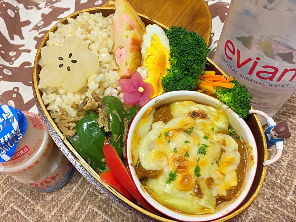 玄米ご飯&焼きロールキャベツのバターチキンカレーソース&半月焼き&無限ピーマン&2色のキャロットラペ&ポテトと魚ニソのガレット&パプリカ&ブロッコリー&赤大根と大根の飾り切りのダーリンお弁当♪|桃実さん