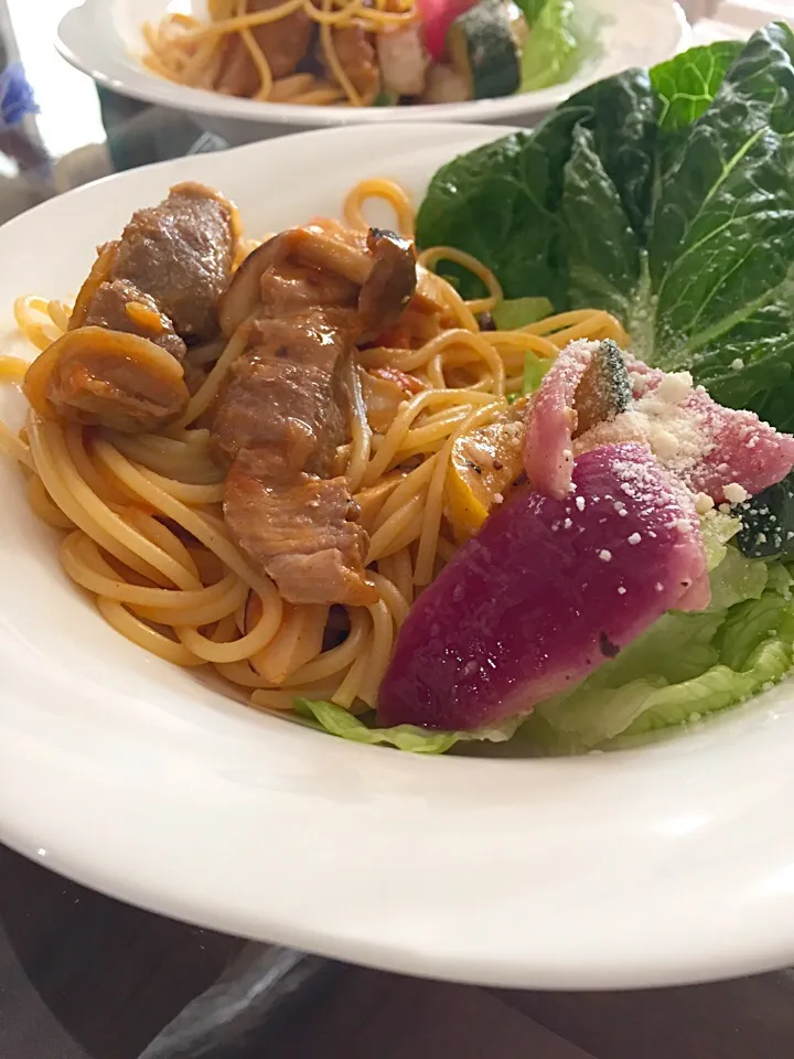 厚切り豚肉とキノコのトマトジンジャーソーススパ🍝の、おうちランチ|Kumi_loveさん