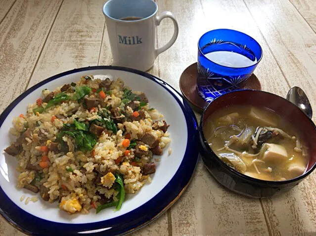 今日の男飯(＞人＜;)お昼ごはんバージョン♬
レタス炒飯and豆腐とわかめと長ネギとレタスとしめじの味噌汁♬|ひーちゃんさん