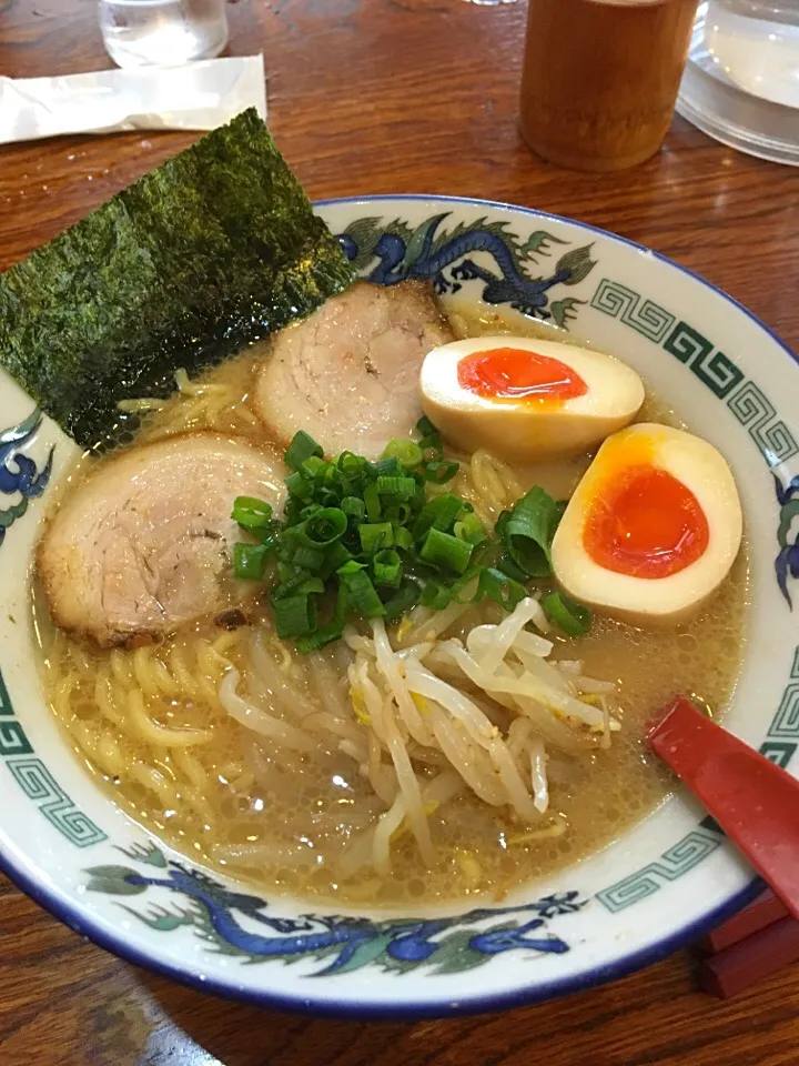 あじ助の玉子ラーメン|もにもにかさん