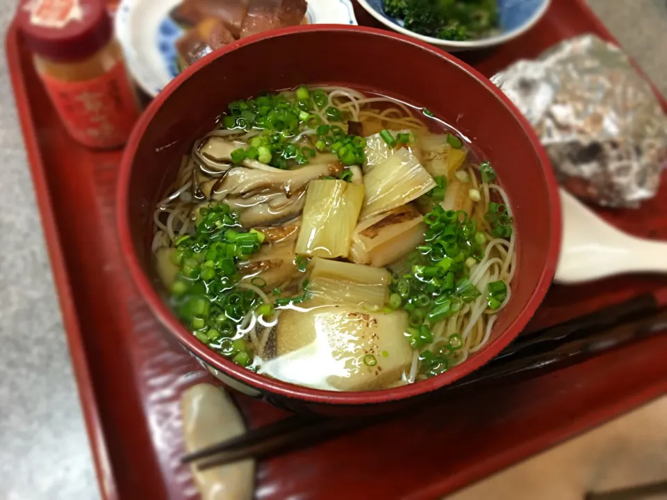 朝。にゅうめん。里芋、焼きねぎ、舞茸|こぼるさん