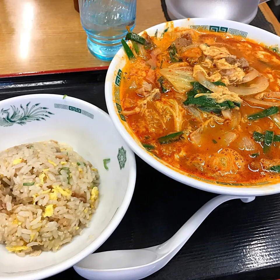 Snapdishの料理写真:チゲ味噌ラーメンと半チャーハン|純さん