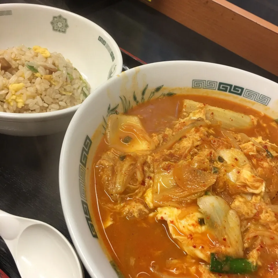 Snapdishの料理写真:チゲ味噌ラーメンと半チャーハンのセット|Hajime Sakaiさん