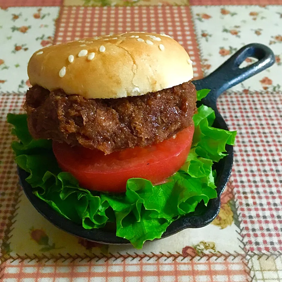 ロッジのミニチュアスキレットdeミニチュアメンチカツバーガー🍳|＊ゆみしぼり＊さん