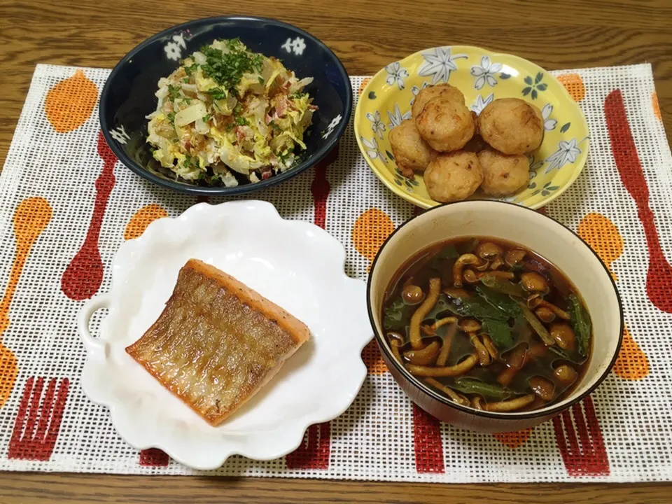 おかなさんの白菜サラダ・イカボール煮物・お味噌汁・サーモンムニエル|美也子さん