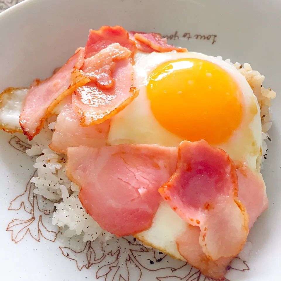 目玉焼きのっけご飯withベーコン|カウンター嬢さん