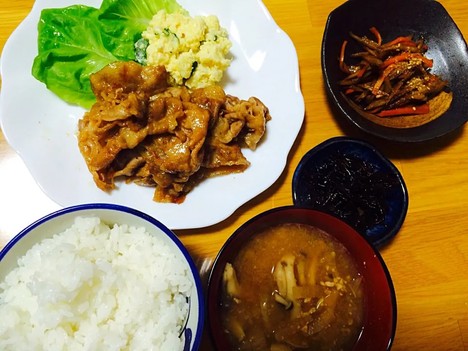 生姜焼き、カレー風味のポテトサラダ、きんぴらごぼう、ひじきの煮物、お味噌汁|いちごさん